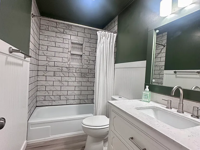 2437 S Kings Ave — Photo 18