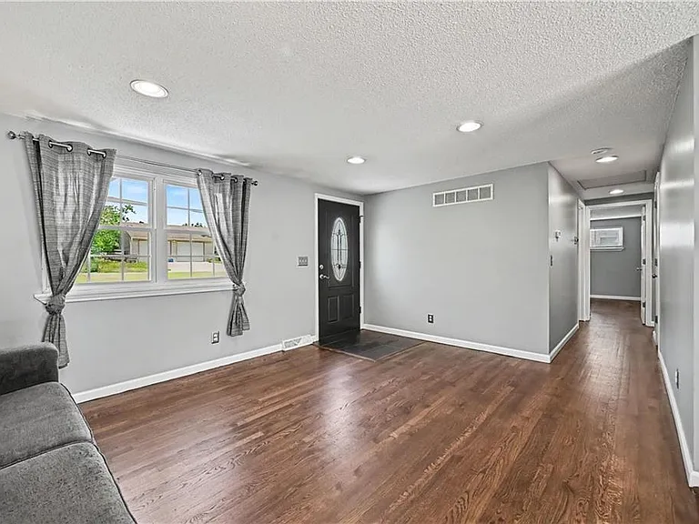 5215 NE 60th Ter — Photo 5