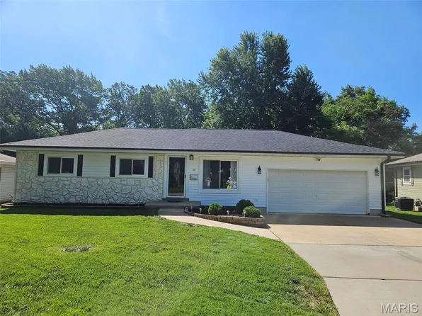 38 Country Life Dr, O'Fallon, MO 63366