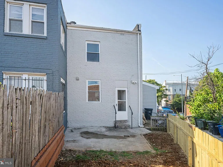 1640 L St NE — Photo 16