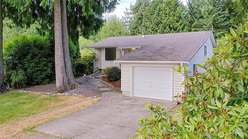 4th image of 16420 W Lake Goodwin Road