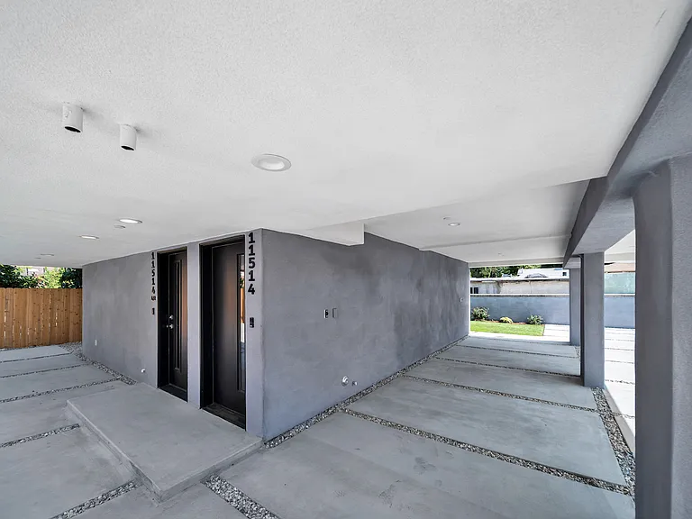 11516 Victory Blvd — Photo 6