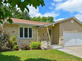 712 Riverview Dr, West Bend, WI 53095