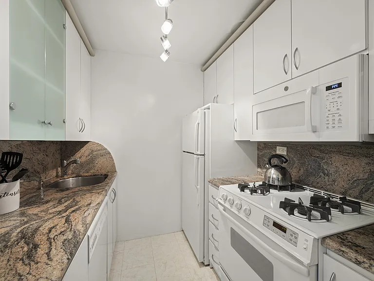 155 E 34th St #6O — Photo 3