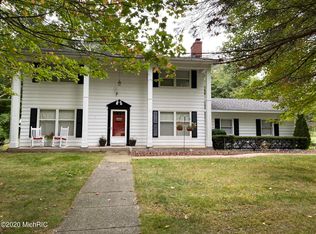63 8th Ave, Fruitport, MI 49415