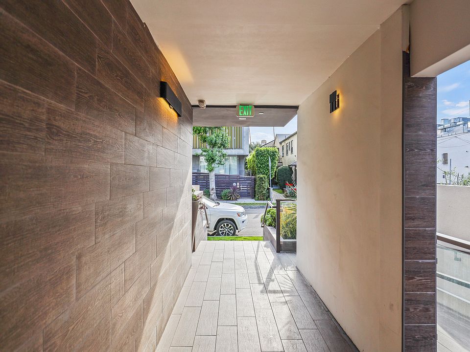 Front Entryway of Kings 126 by Wiseman
