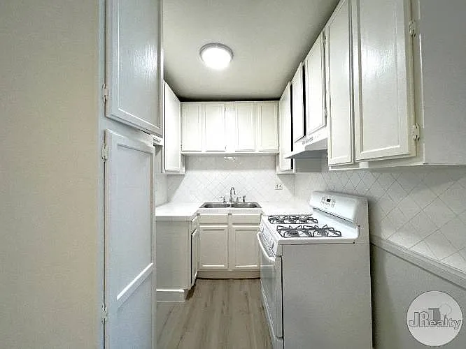Chadron Manor — Photo 13