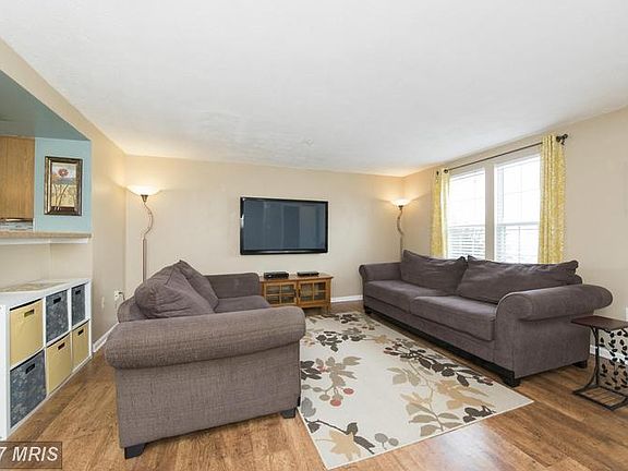 2nd image of 935 Gainsborough Ct