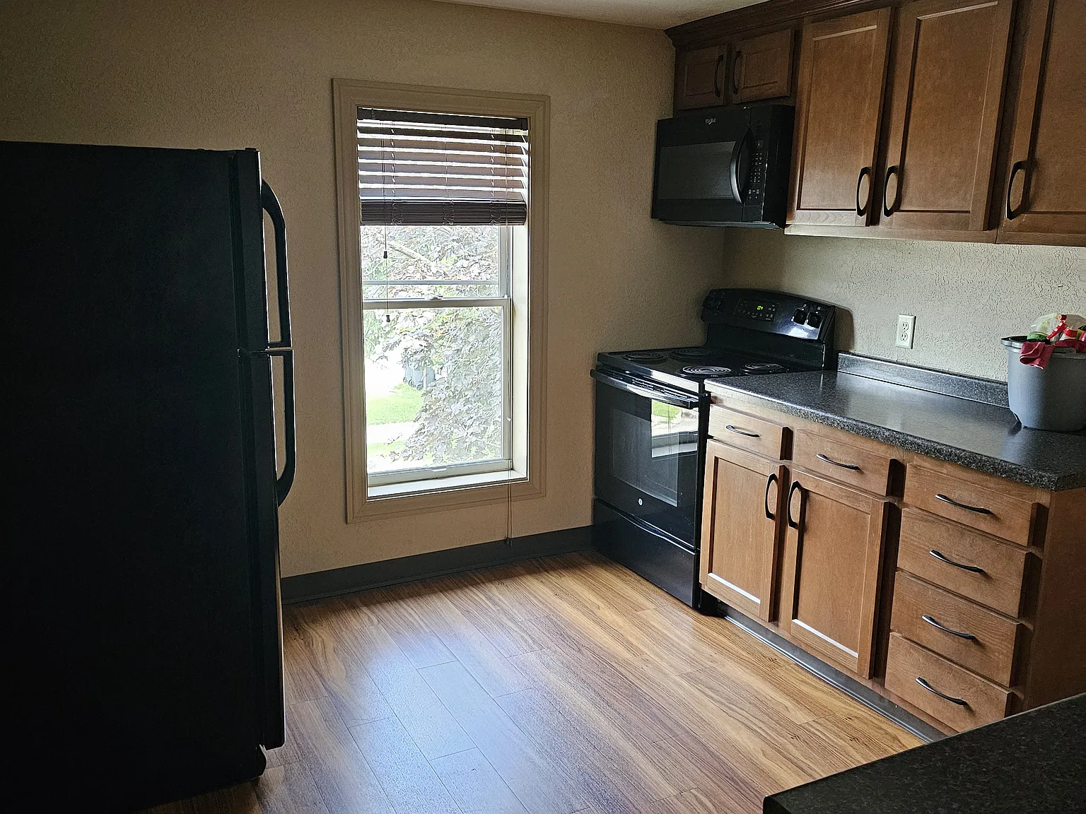 4 bed, 4000 sqft, $1,900 — Photo 4