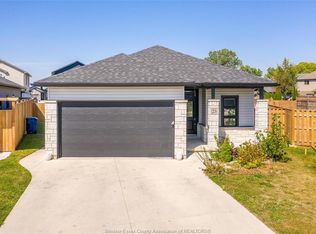 25 Champlain Ct, Chatham Kent, ON N7L0C4