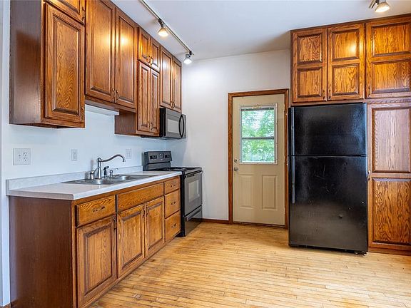 3rd image of 211 W 2nd Street