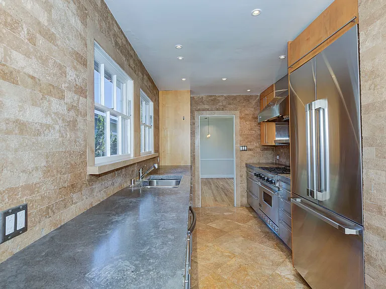 324 Flower St — Photo 16