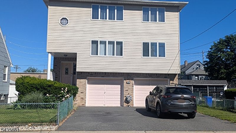 1st image of 33 William St