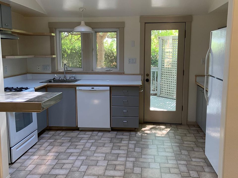 2nd image of 712 College St