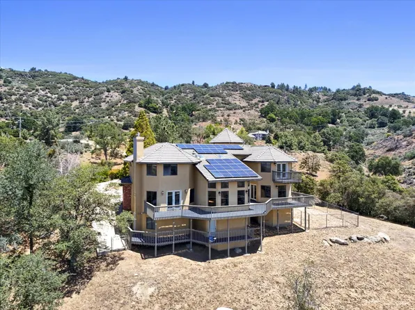 24050 Jacaranda Dr, Tehachapi, CA 93561
