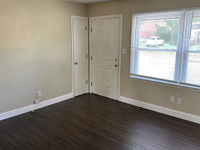304 E Brown St — Photo 6