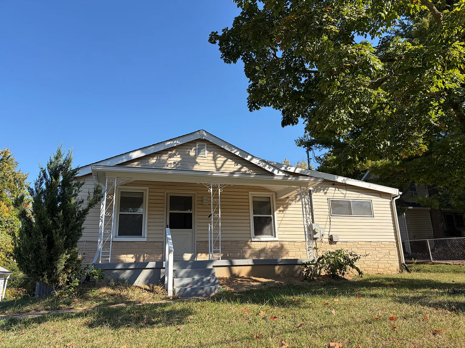 3 bed, 1296 sqft, $1,590 — Photo 1