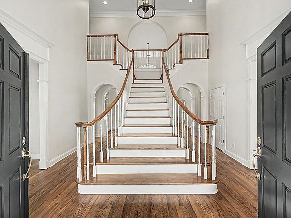 3rd image of 104 Middleton Cir