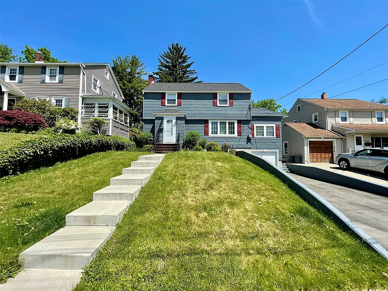 2727 Hall St — Photo 2