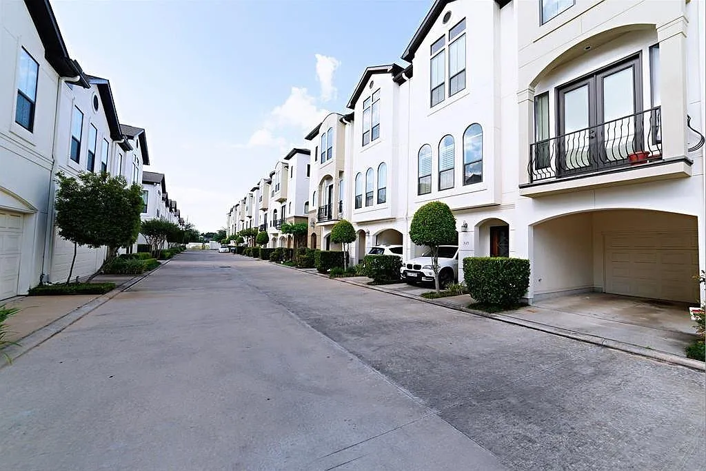 2 bed, 1.5 bath, 1288 sqft, $1,995 — Photo 2
