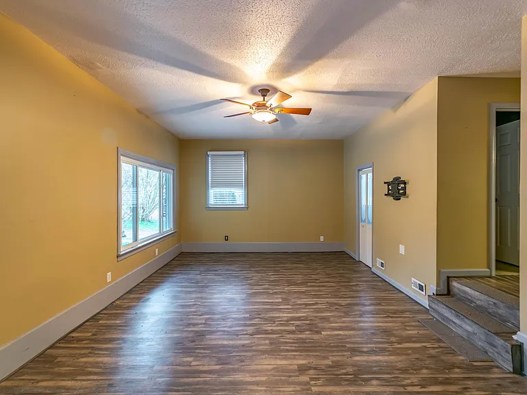 910 Preston Dr — Photo 6