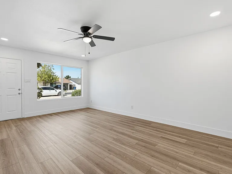 209 E Cairo Dr — Photo 4