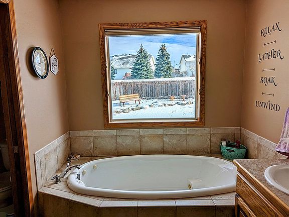 Master Jacuzzi w/window