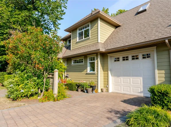2420 Mount Baker Ave, Sidney, BC V8L 6A1