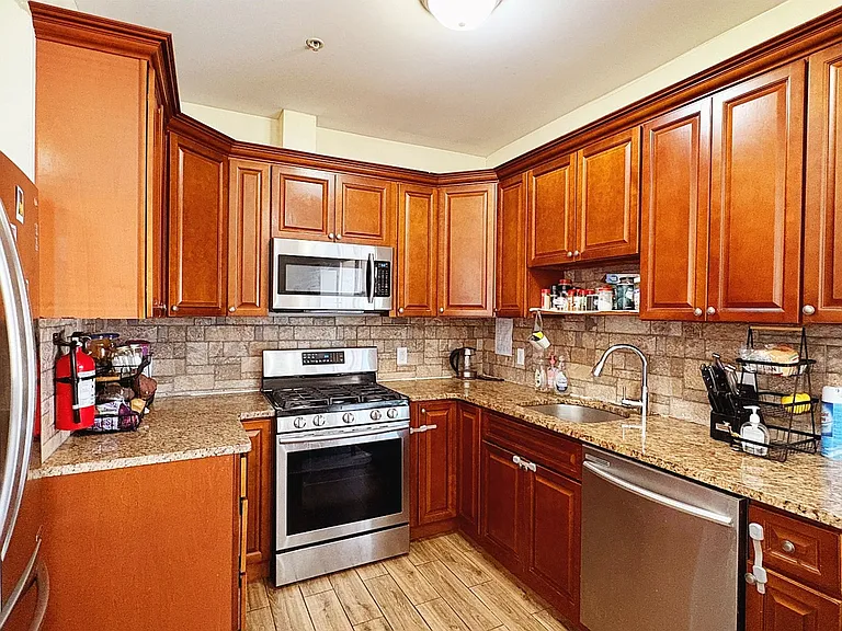 47 Campbell Ave #2R — Photo 1
