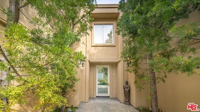 6 bed, 7.5 bath, 8970 sqft, $25,000 — Photo 2