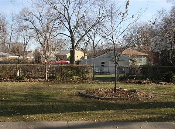 2nd image of 440 Circle Dr