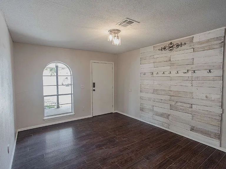 1041 SW 2nd St — Photo 5