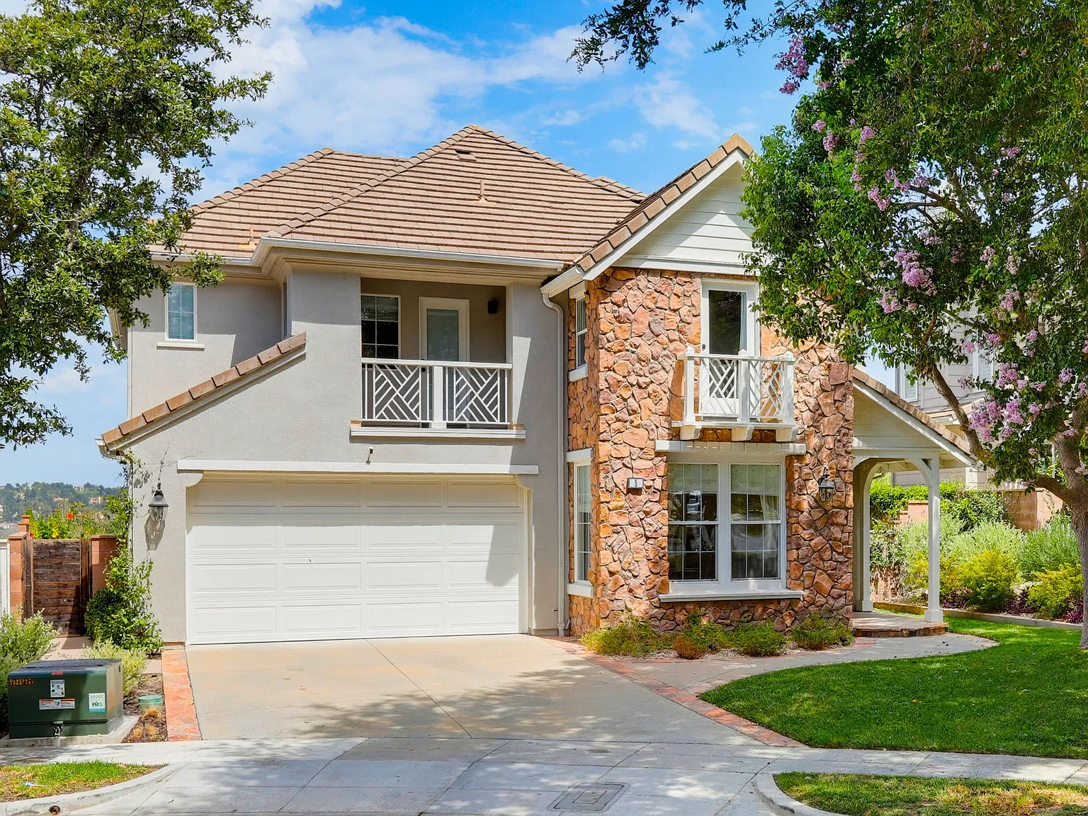 4 bed, 2600 sqft, $6,350 — Photo 3