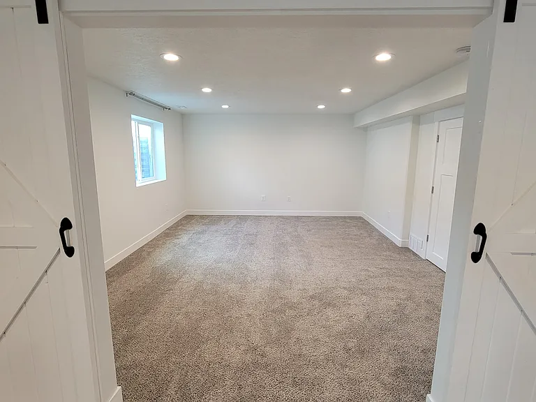 2496 W Glover Ln — Photo 3
