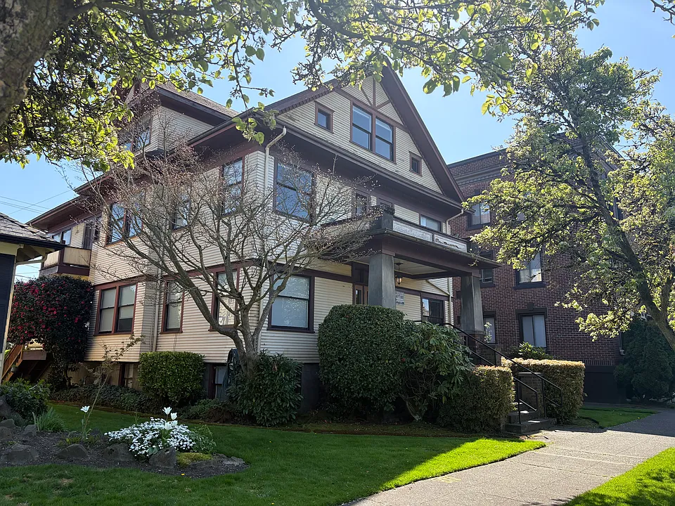 2325 Colby Ave #6