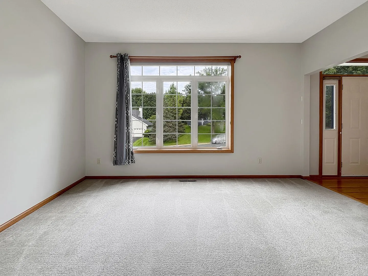 4 bed, 4.0 bath, 3703 sqft, $3,899 — Photo 3