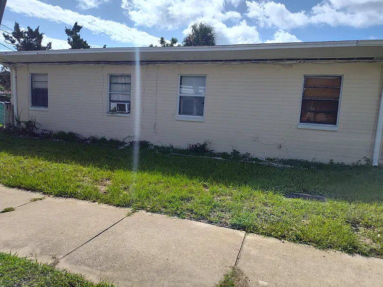 318 N Oleander Ave — Photo 31