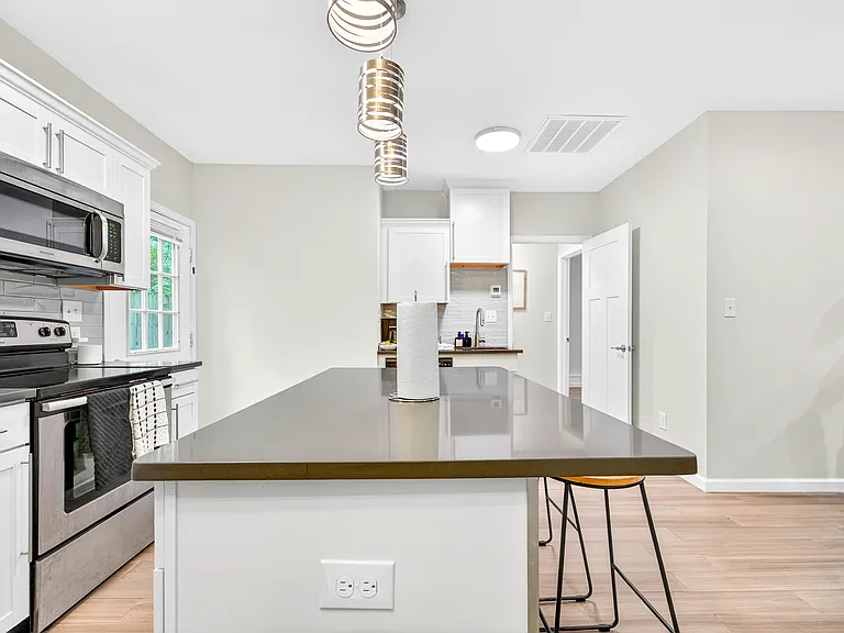 104 Nottingham Ln — Photo 3