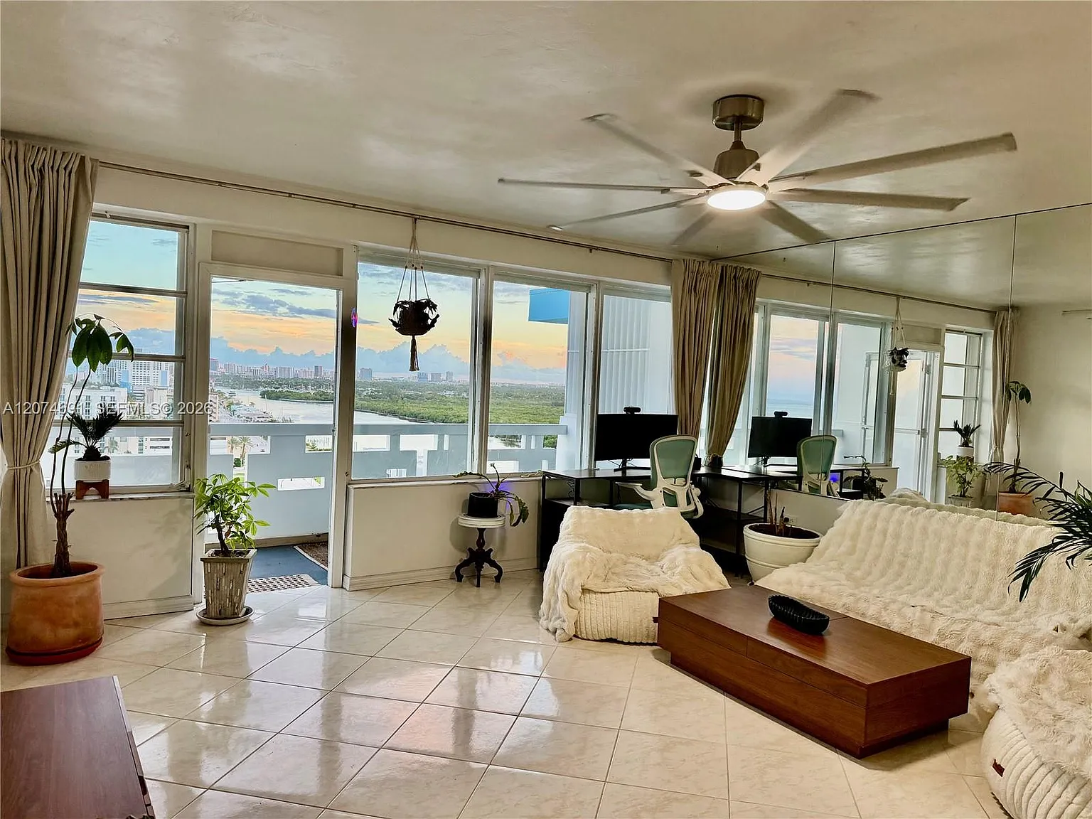 Hollywood Towers Condo — Photo 4