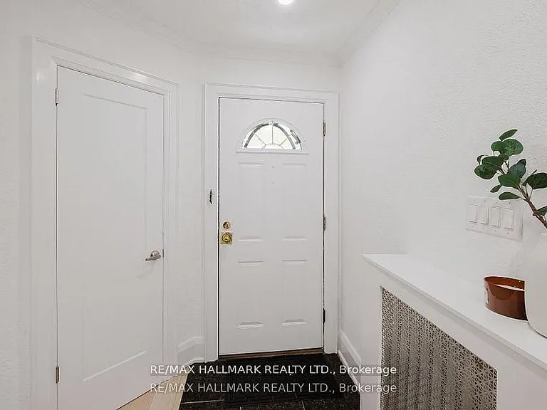 18 Glen Stewart Ave — Photo 3