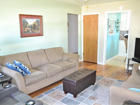 3rd image of 827 Stevens Dr