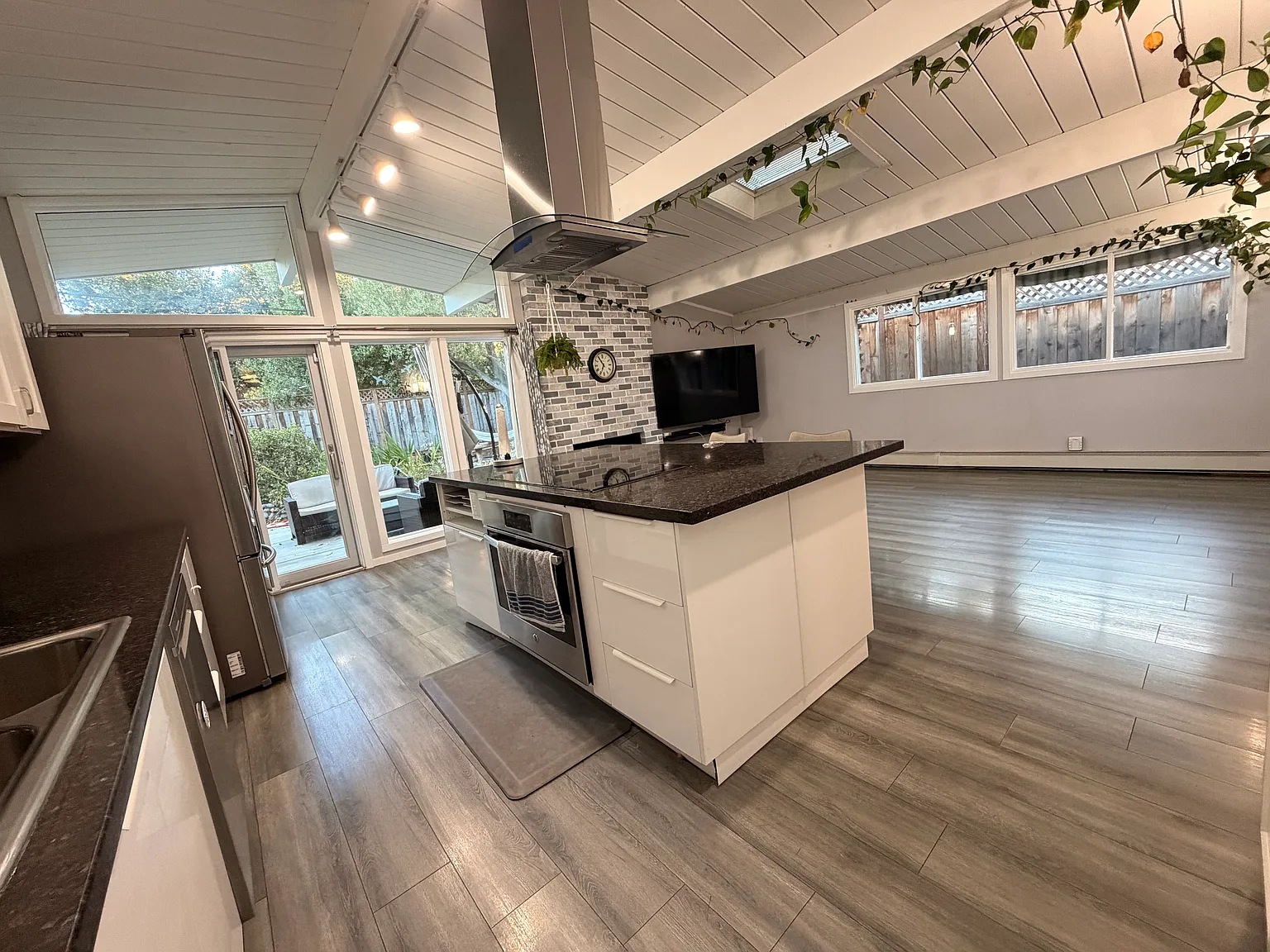 4 bed, 1655 sqft, $8,500 — Photo 1