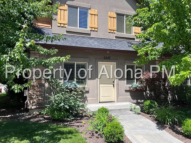 3 bed, 2.5 bath, 1700 sqft, $2,151 — Photo 1