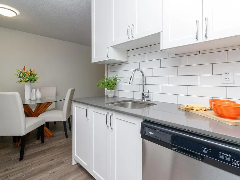 984 McKenzie Ave — Photo 23