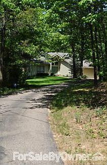 Mature trees : Nice yard with both sun and shade.