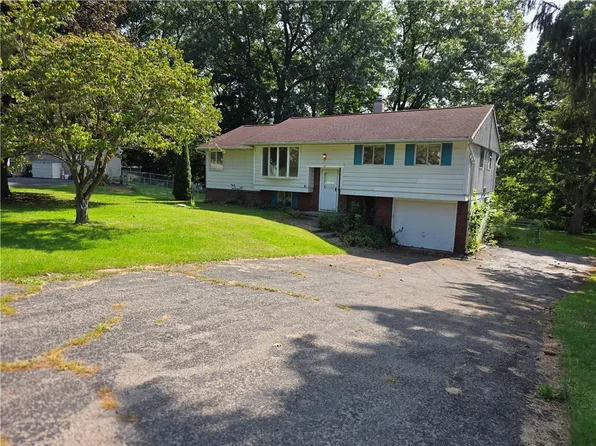 40 Oak Hill Ter, Penfield, NY 14526