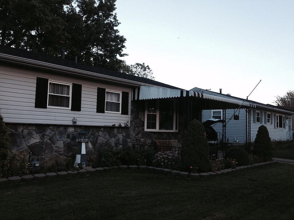 2nd image of 303 Guilford Rd
