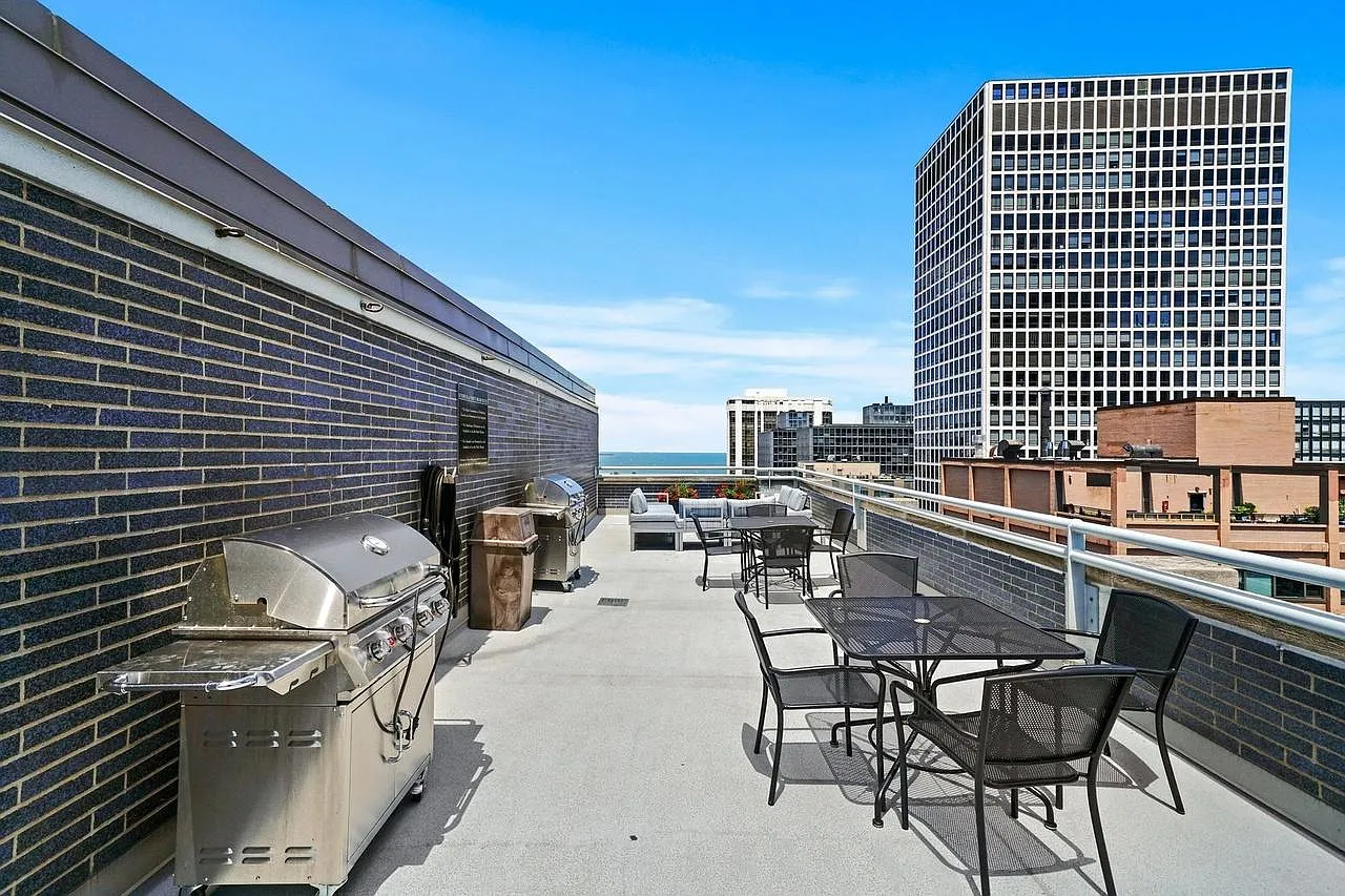 222 E Pearson St — Photo 4