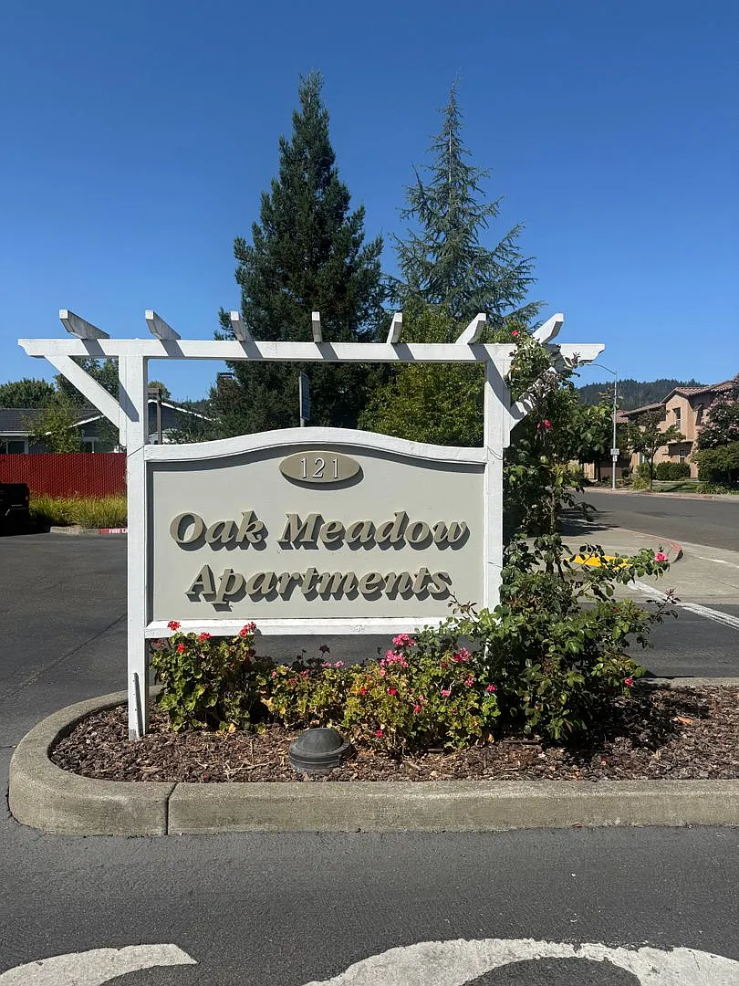 121 Healdsburg Ave — Photo 1
