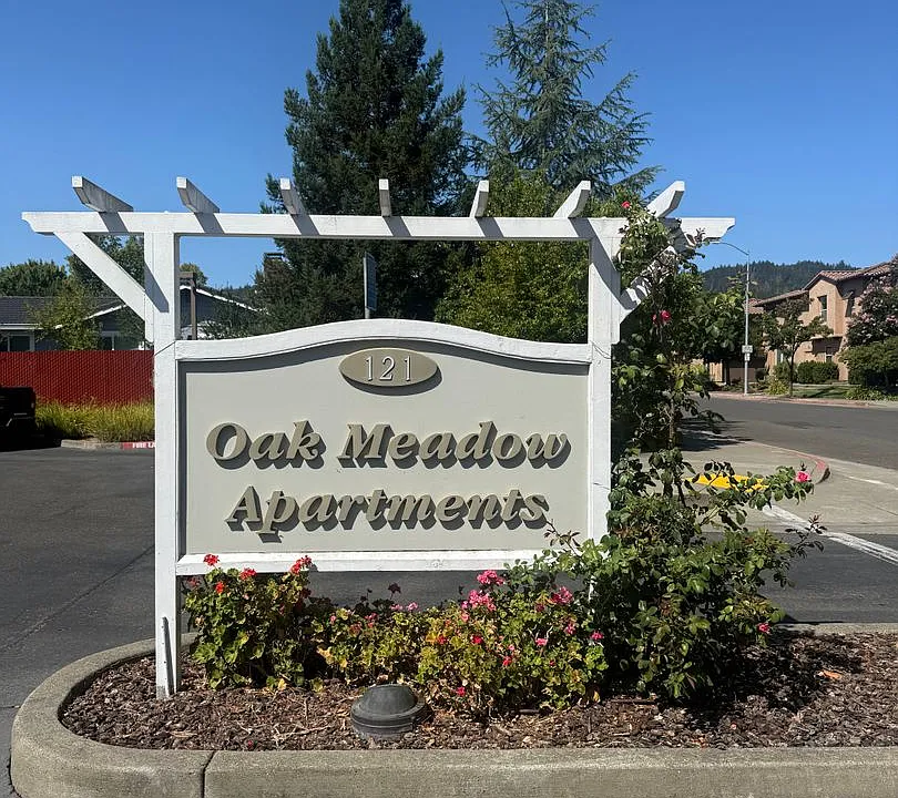 121 Healdsburg Ave